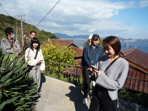 社团的前辈为初次访问的1年级学生介绍岛