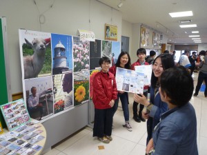 展台前4名学生